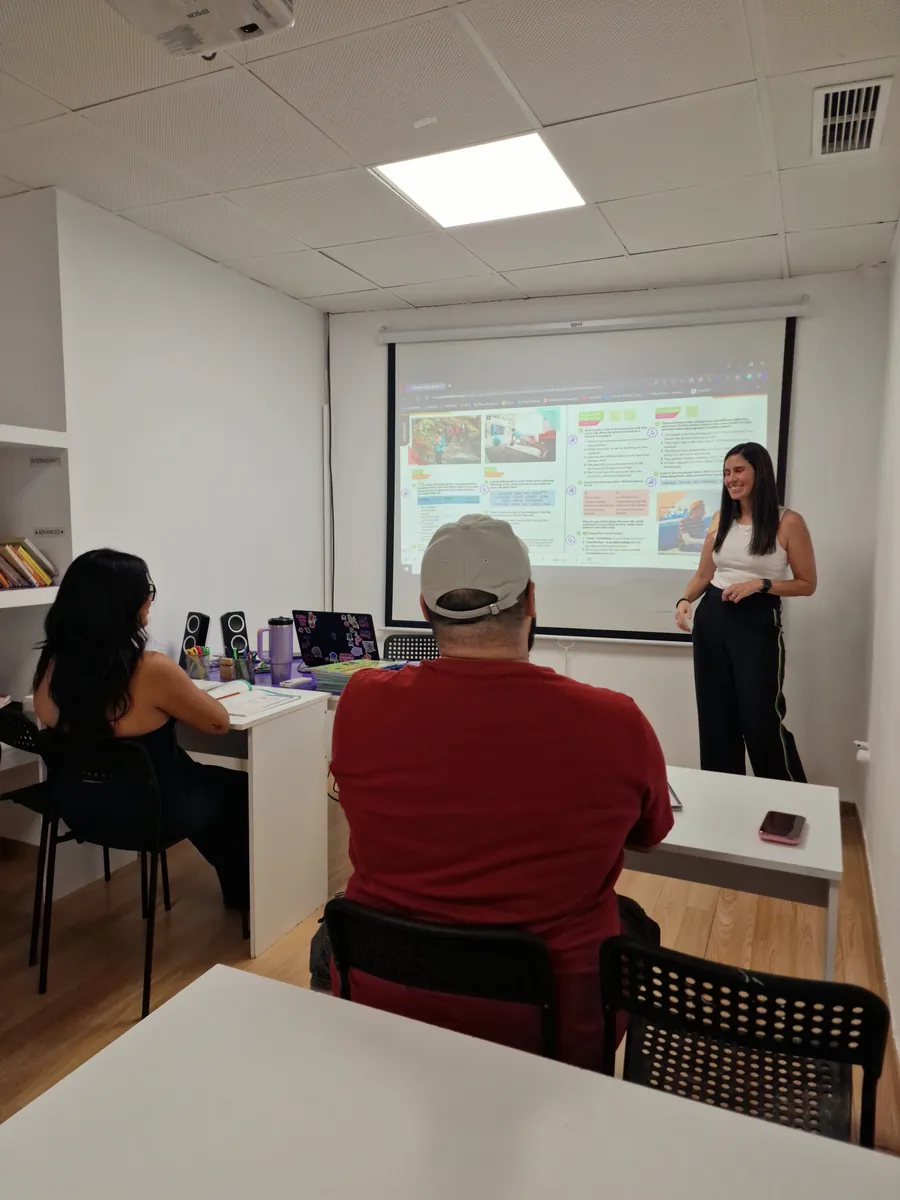 Clase de inglés con un grupo reducido de adultos