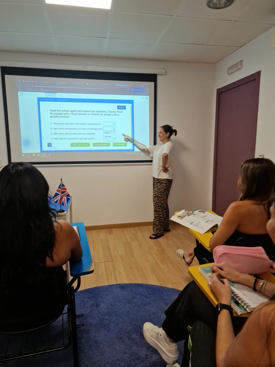 Profesora explicando una actividad en la pantalla durante una clase en Learnin Education