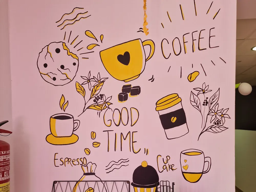 Rincón del café con un mural dibujado en la pared