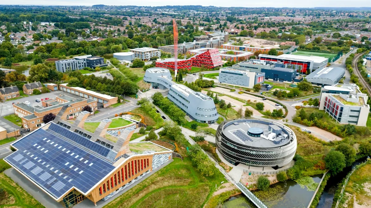 Jubilee Campus lago y jardines